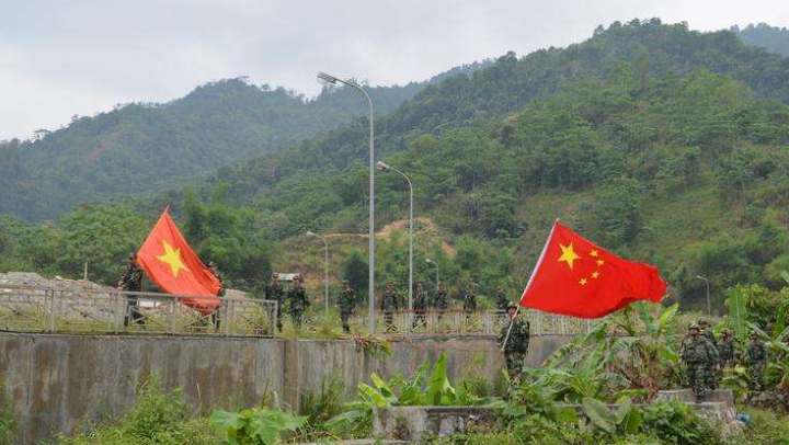 武警抓捕重犯时，如果犯人刚越过国界线，能从