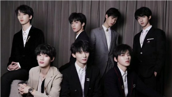 Spring win the home late! Group of youth of times of the TFBOYS below banner of times high peak all crosses careful CCTV spring is late