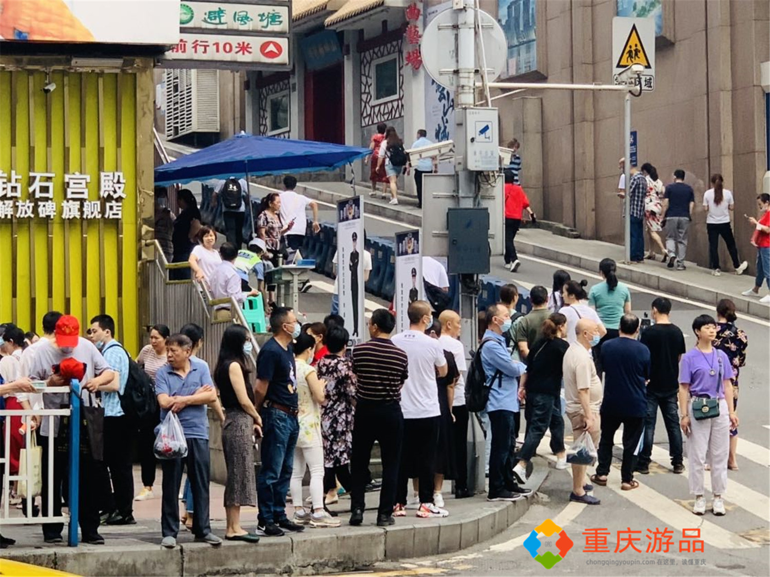 聚焦2021重庆高考：解放碑二十九中实况，家长送考热情不如往年