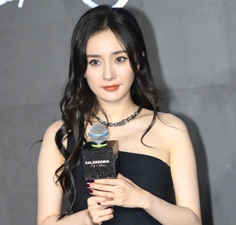 杨幂活动生图被扒，脸部岁月感明显，34岁还能卖少女感多久？