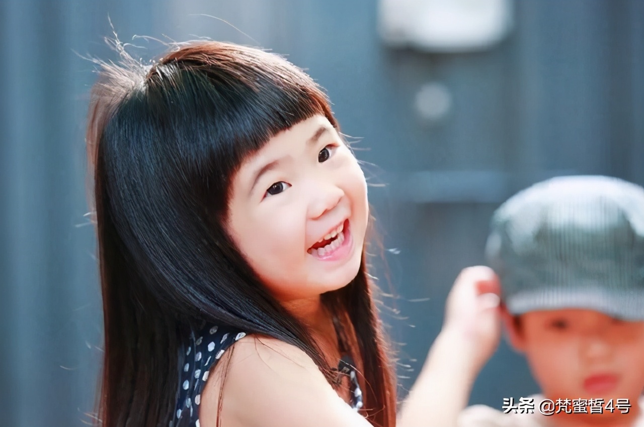 曹格曬與女兒合照，10歲只比爸爸矮一個頭，妻子疑整容模樣大變