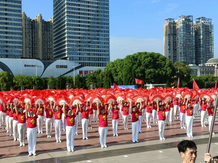 舞动湘潭”万人同跳大型排舞展演湘潭主会场启动活动圆满成功
