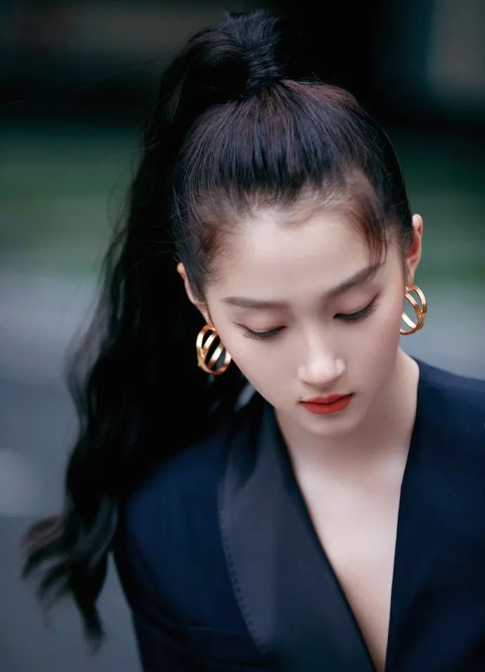 别再“披头散发”了！这4款冬季发型才够美够撩