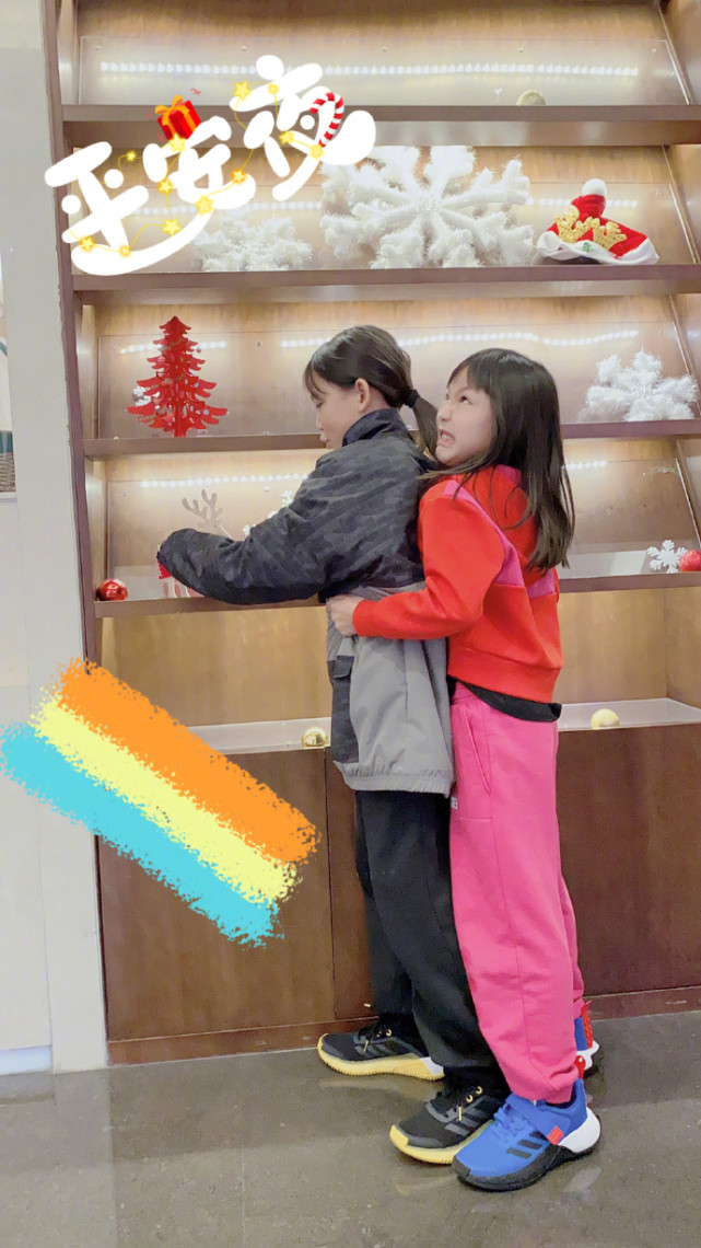 蔡少芬晒儿女过圣诞，汤圆包子变酷girl，乐儿露侧脸越来越帅