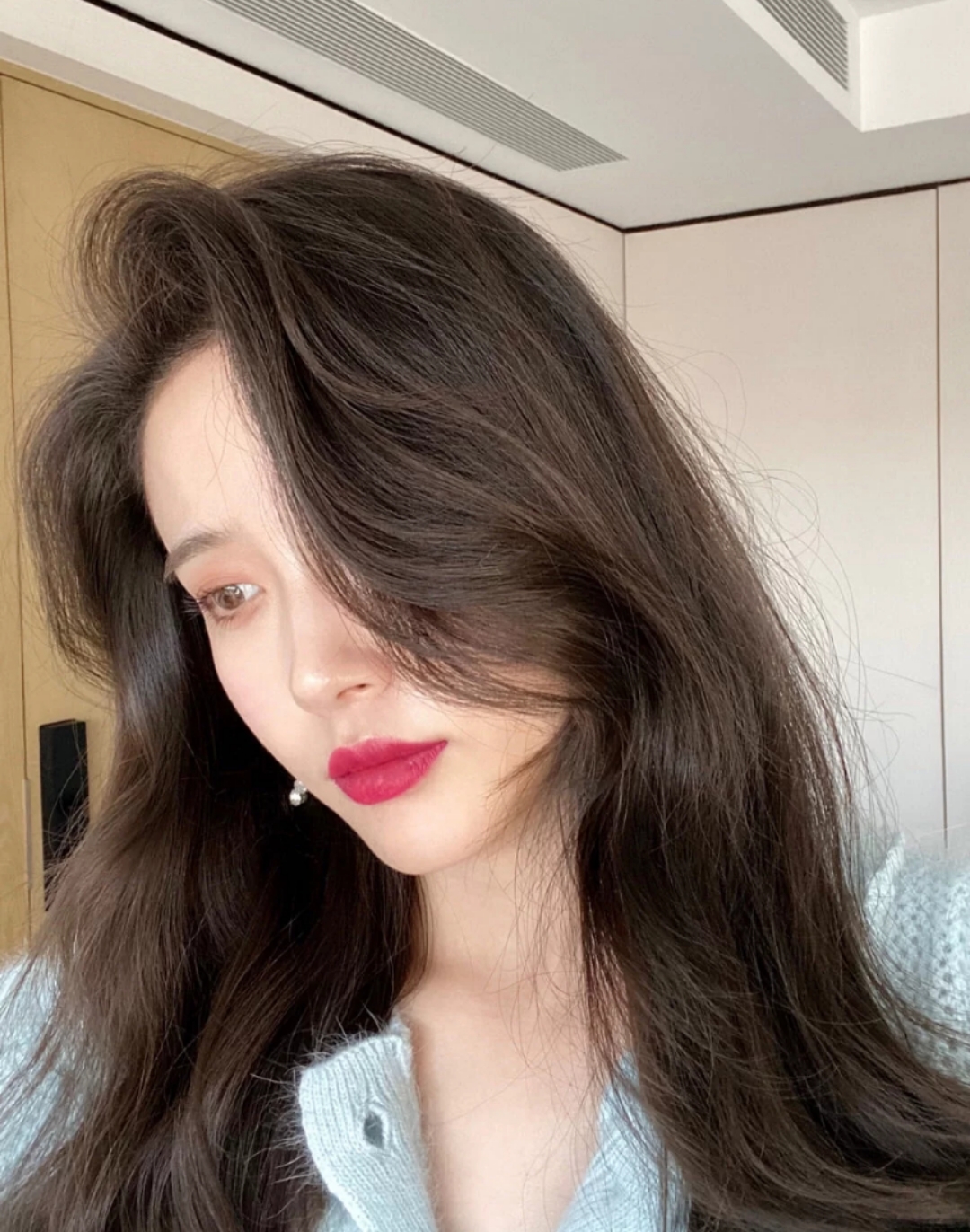 而且这款发色的遮盖效果还是特别好的,之前我因为漂过头发出来的效果