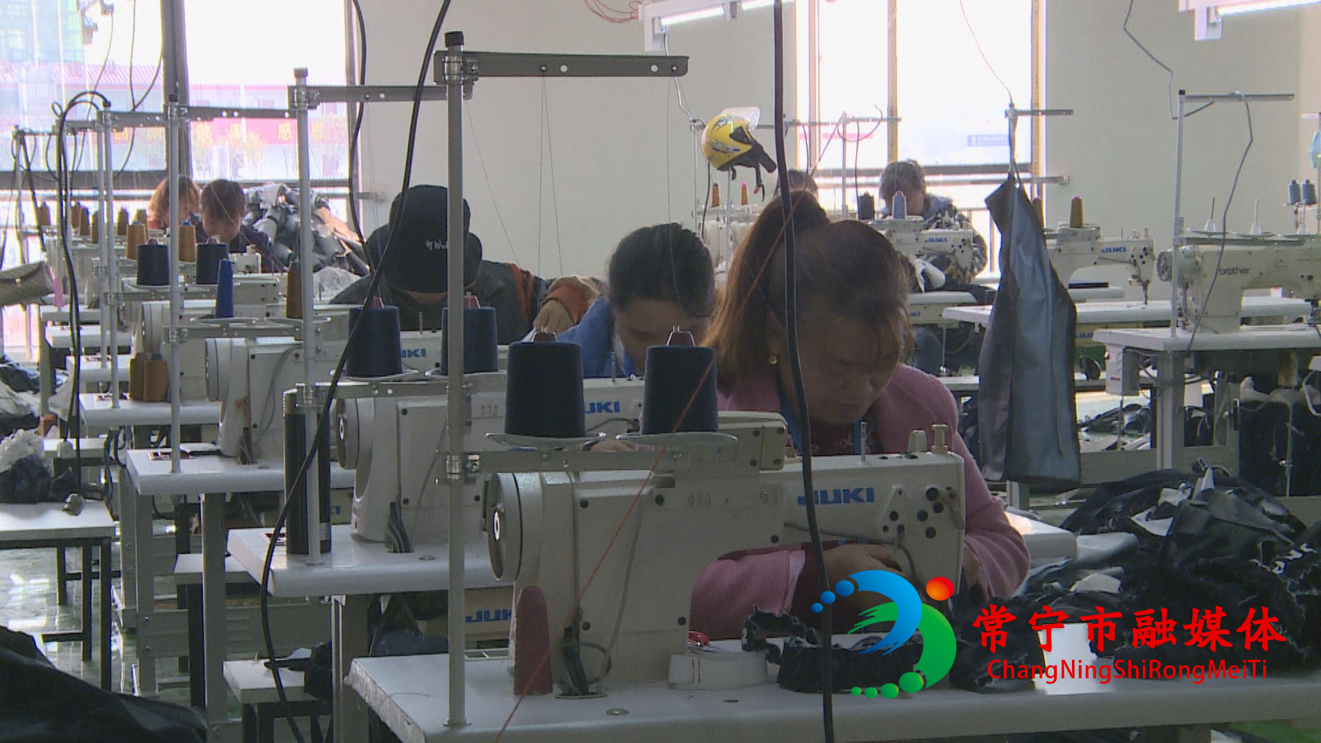 喜！湘南纺织产业基地第一家牛仔服饰企业正式开工投产 纺织产业集群吹响冲锋号角