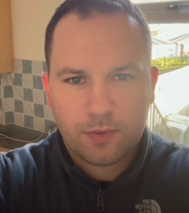 女子翻新房屋，意外发现地板下有神秘礼物，送礼人竟是自己父亲