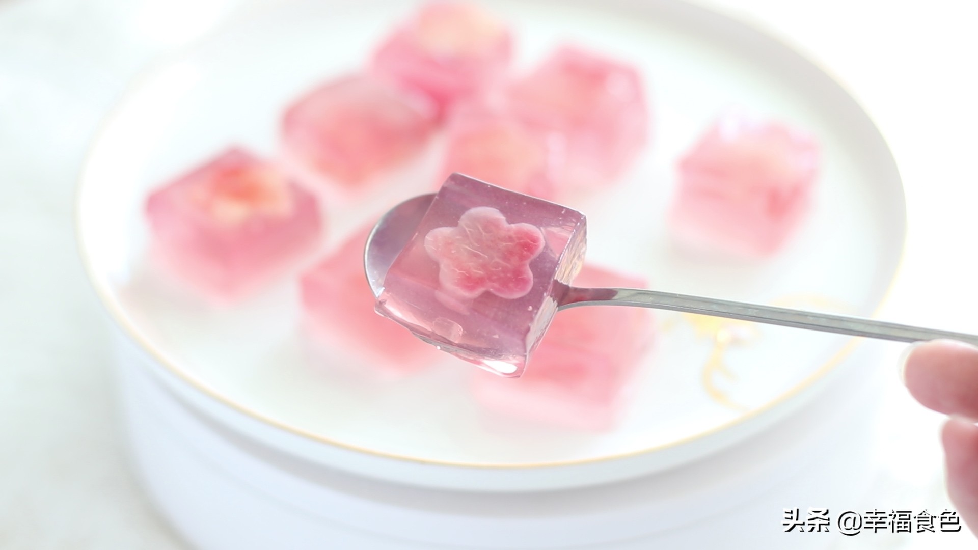 用桃子做花式果冻，满满蜜桃香，好看又好吃