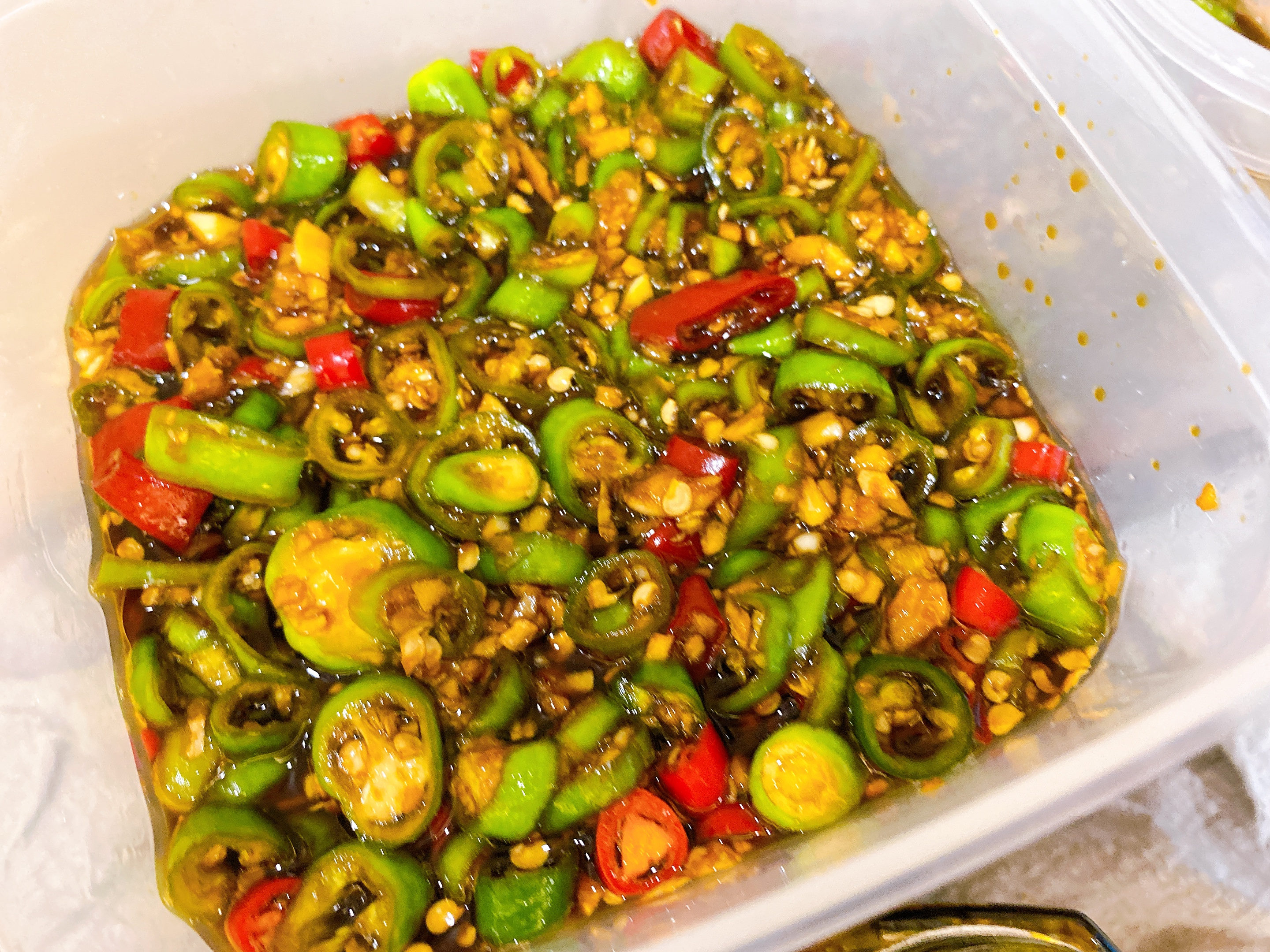 腌辣椒的季节到了，教你独家腌法，不加盐2小时就能吃，又香又辣