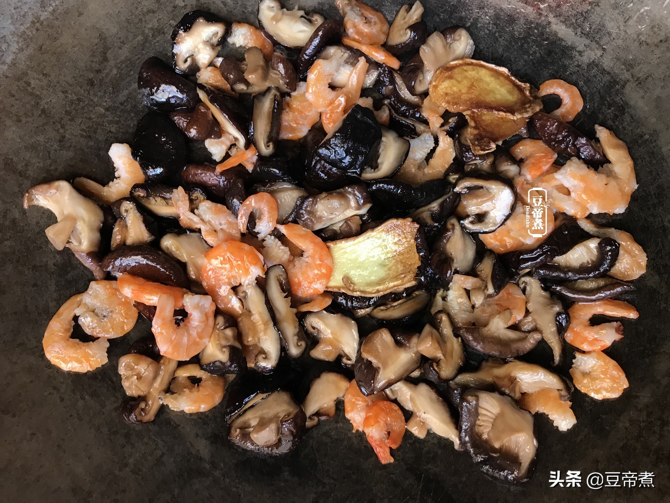 懒人不想炒菜的好办法，把饭菜肉一锅焖，老公孩子一连吃好了几碗