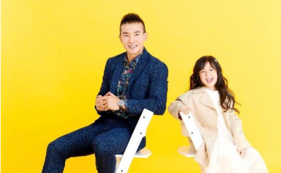 刘畊宏一家四口集体出游，小泡芙近照曝光，继承爸妈好基因