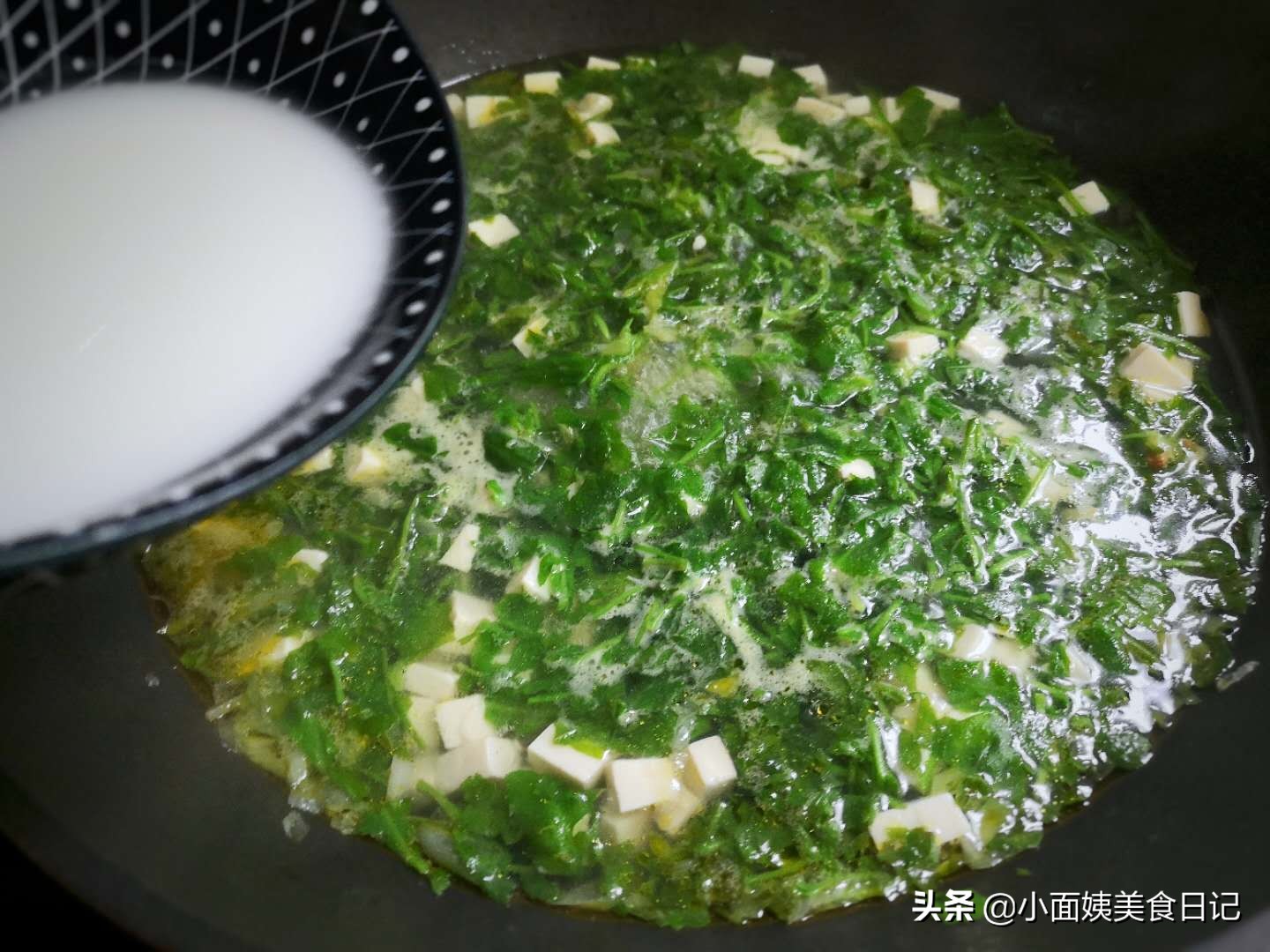 This soup is often cooked with tofu in autumn. It has a smooth taste and is light and nourishes the stomach. It is a bowl of nutrition and comfort in cold weather.