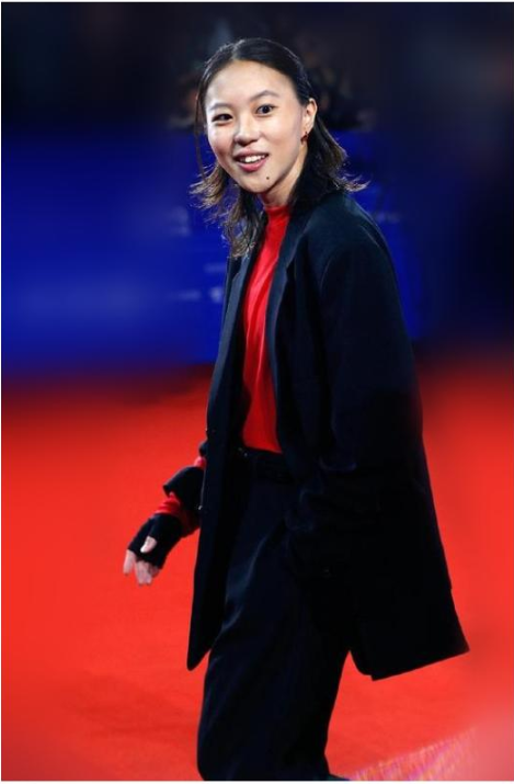 不愧是王菲女儿！24岁窦靖童终于长发飘飘，清纯