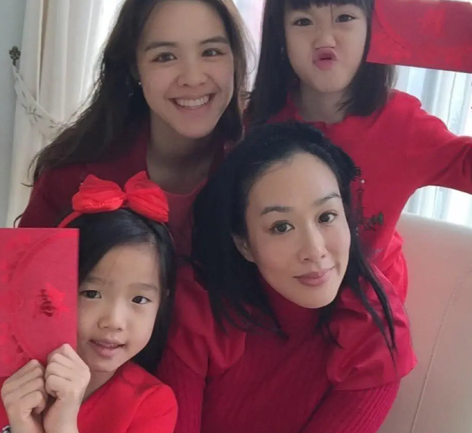 鐘麗緹張倫碩一家四口齊現身，手挽手超溫馨，兩個女兒長高了不少