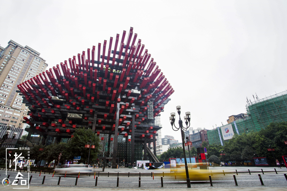 重庆解放碑的角落，被人忽略的红色筷子楼，山城最美的建筑