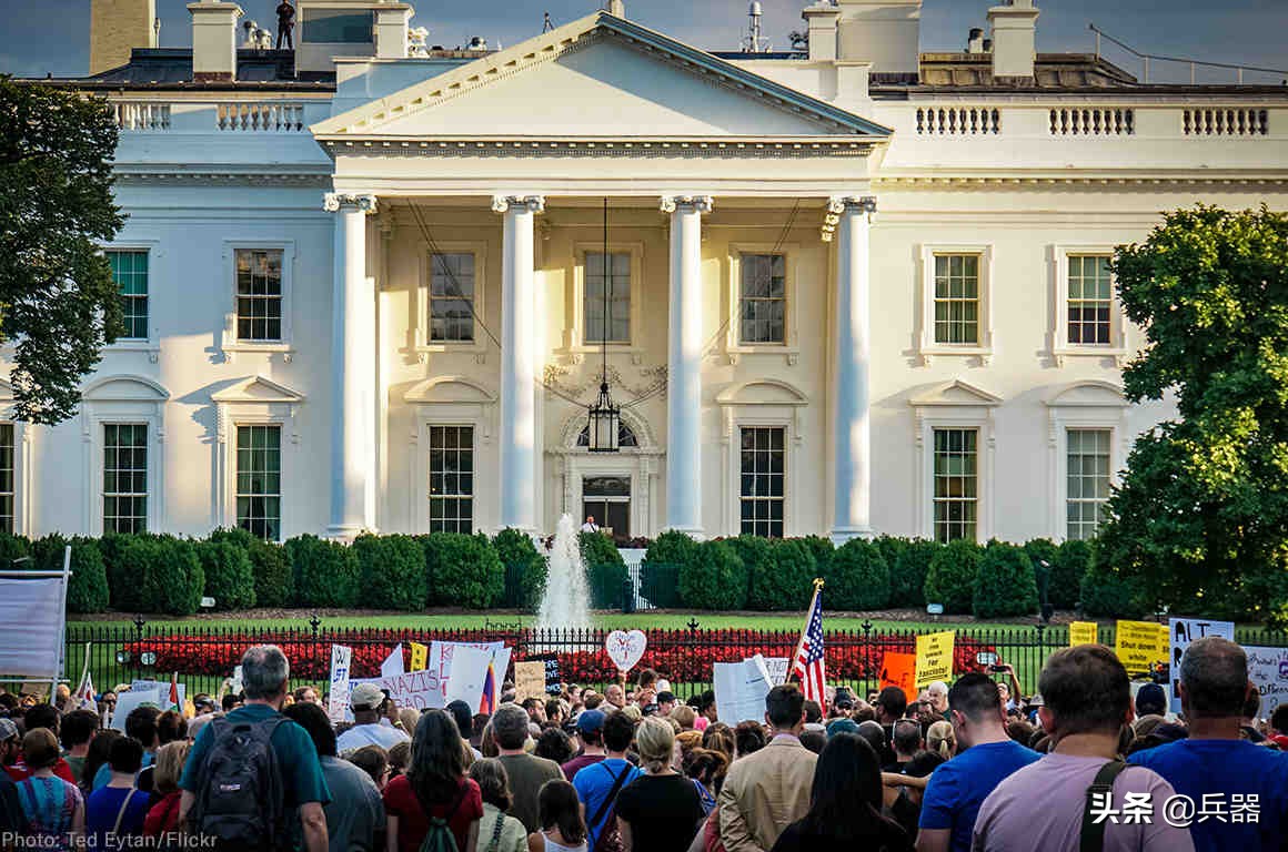美国大骚乱，正迅速蔓延，记者被警察击中！大