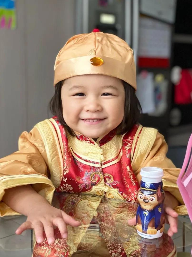 可愛！ 鍾嘉欣新年和女兒穿同款旗袍玩親親，獲兒子“翻白眼”嫌棄