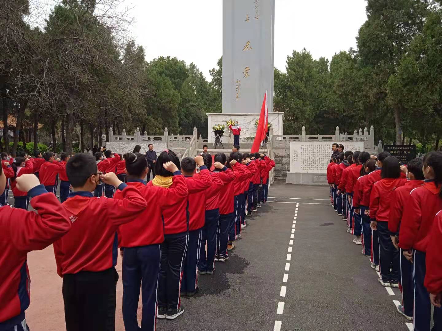 邯郸魏县第二小学的少先队员走进烈士陵园缅怀革命先烈