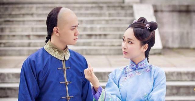 秦俊杰侯梦瑶恋情曝光十指紧扣牵手回家互动亲密疑因戏生情