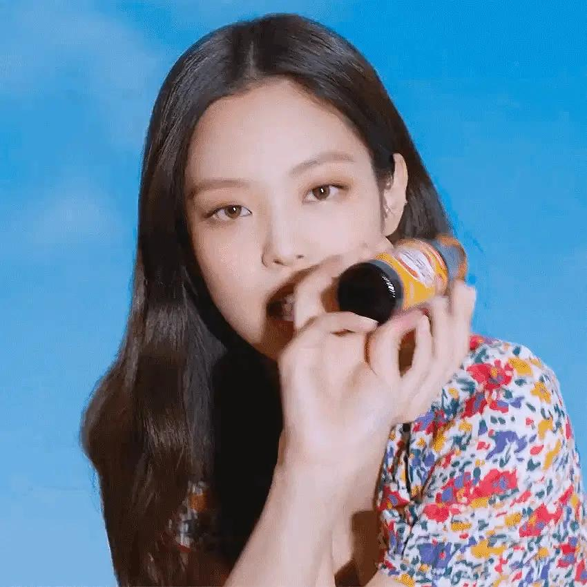 Jennie拿下新代言:恋情曝光后广告一个没掉,完然不理非议