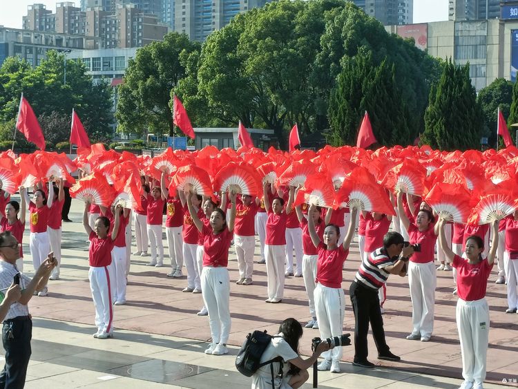 舞动湘潭”万人同跳大型排舞展演湘潭主会场启动活动圆满成功