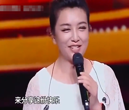 田小洁为江珊庆生！年过半百甜喊昵称秀恩爱，两人姐弟恋相差3岁