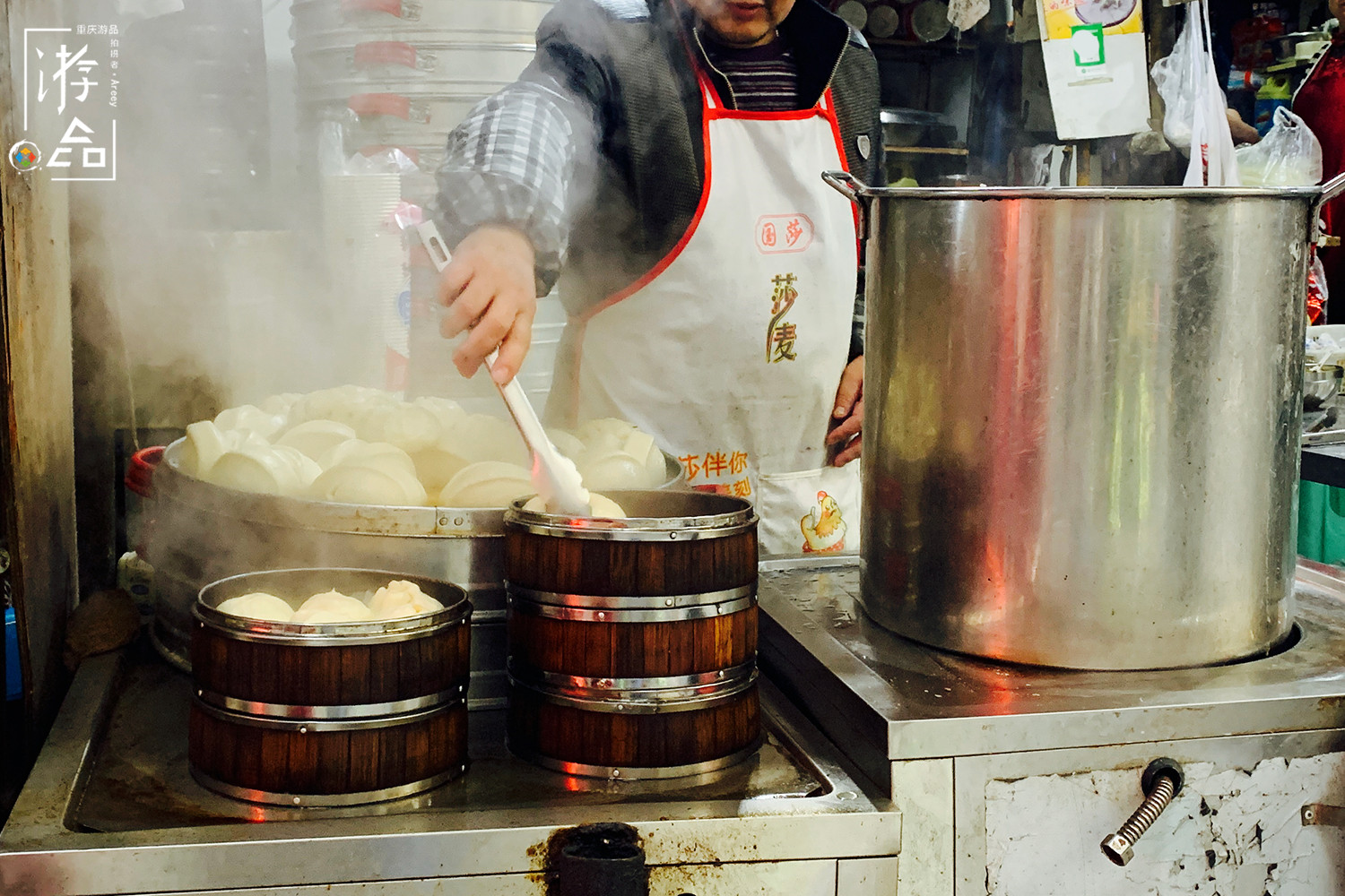 重庆街头餐馆多，面积小但五脏俱全，经营者还都是夫妻