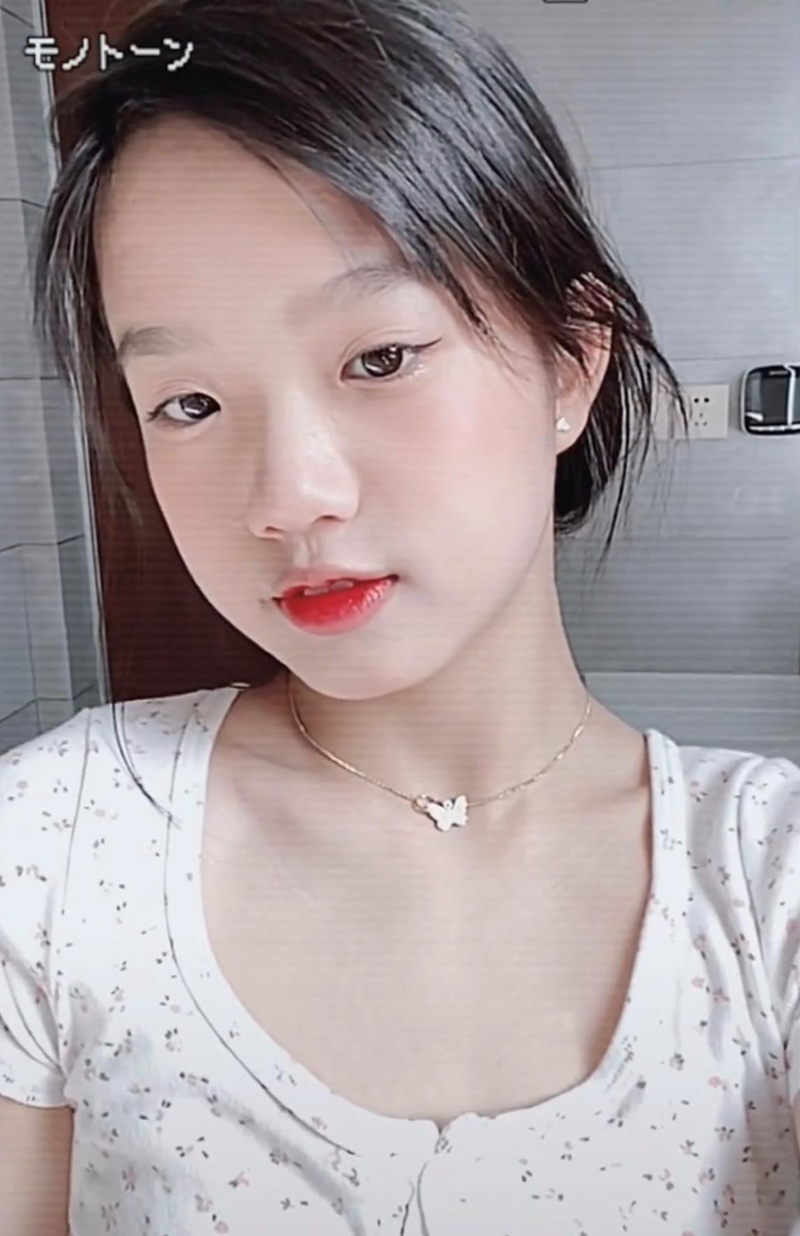 钟丽缇11岁小女儿长大了！大眼呆萌长腿吸睛，被指颜值赛过两姐姐