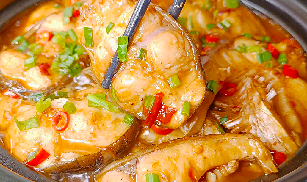 When the weather turns cold, eat more fish, not deep-fried or boiled, the method is simple and warms the stomach, the family is rushing to eat