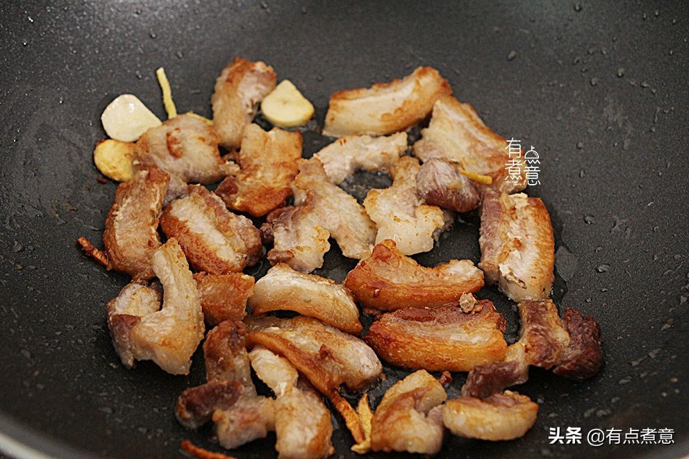 五花肉買來不炒不燉，拿葉子包起來，清香不油膩，下酒下飯真過癮