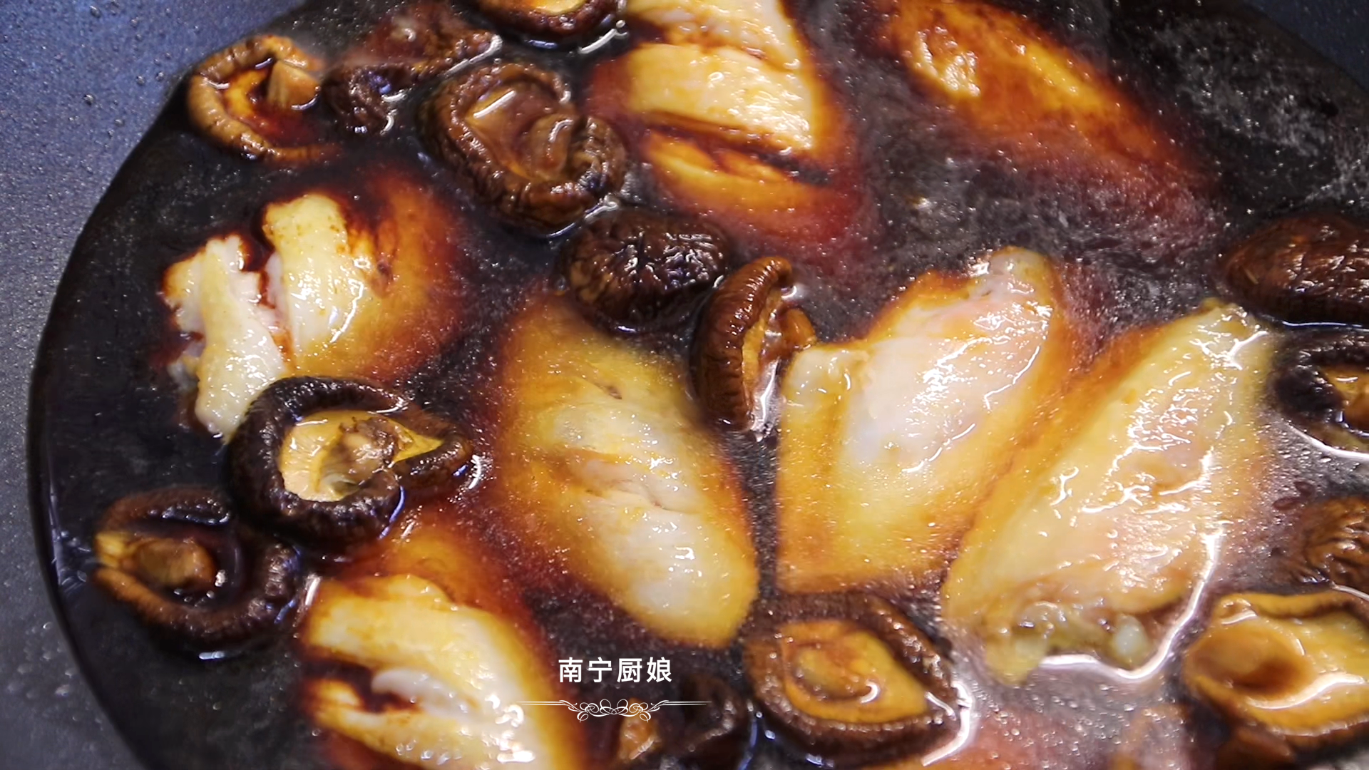 做红烧鸡翅，很多人下锅前就做错了，难怪做出来肉质发柴、腥味重