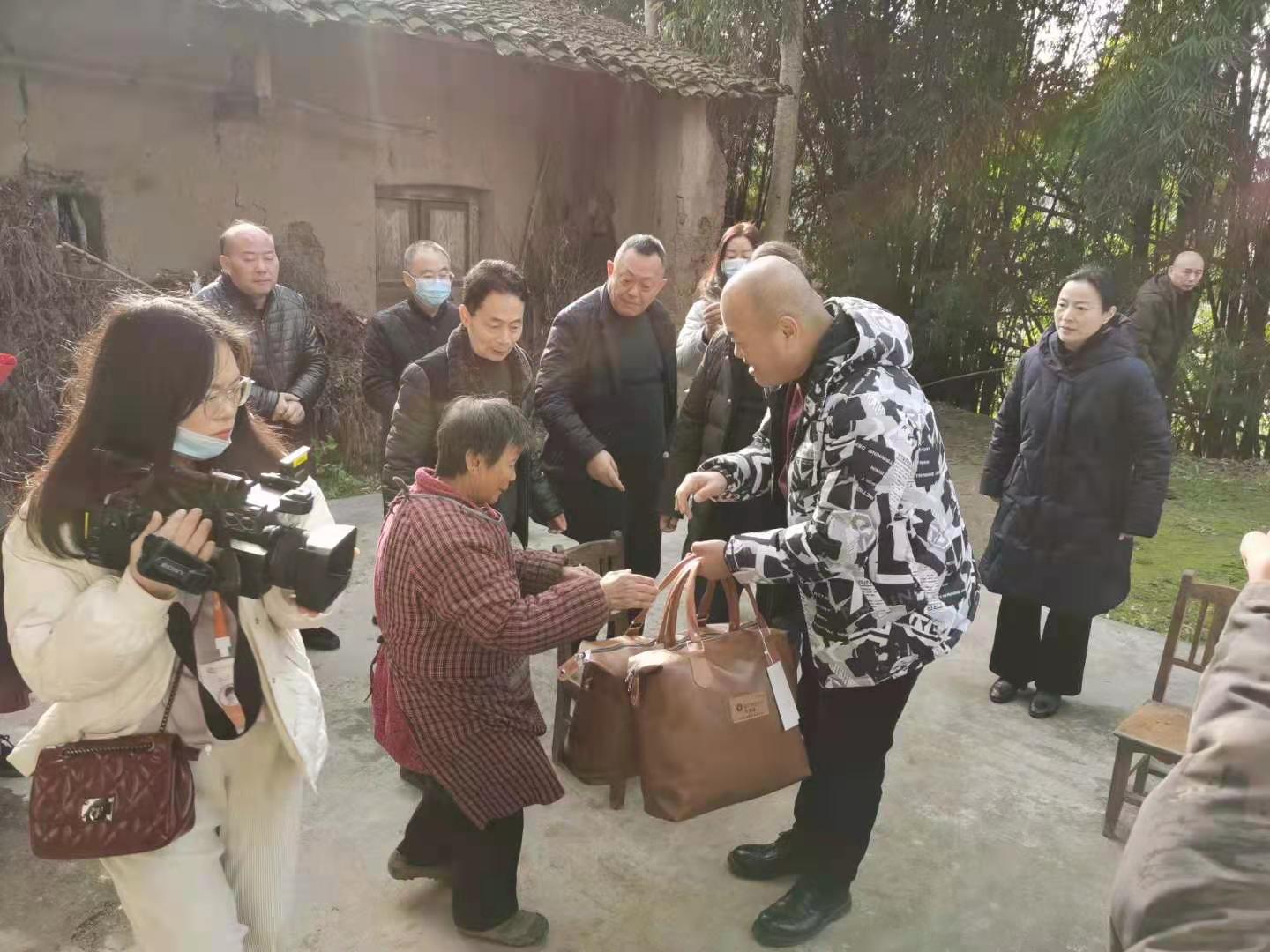 四川布碧丝开展“真丝传真情，关爱独居老人”送温暖爱心公益活动