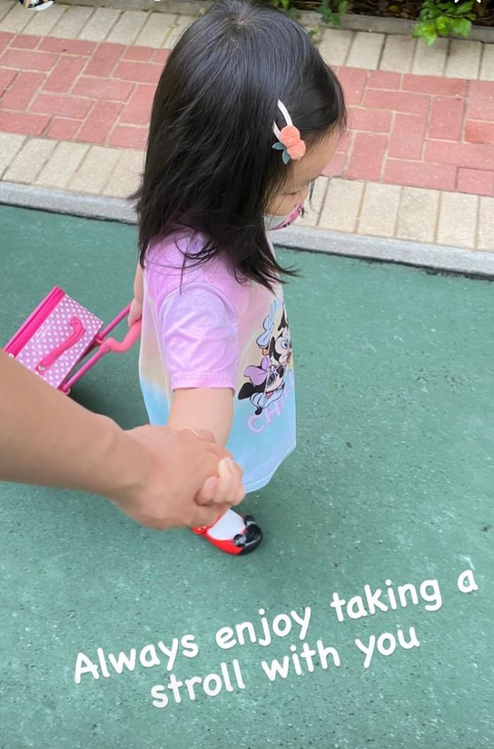 李亚男和女儿看展，全程负责当摄影师，gabby超爱拍照各种摆姿势