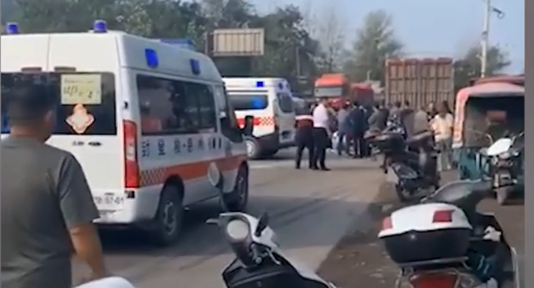 痛心！河南一幼儿园校车与大货车惨烈相撞，造成4人死亡9人受伤，现场状况惨烈