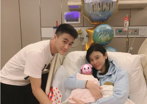 賭王1歲長孫罕見現身！ 一身藍色套裝乘坐私人飛機，還同框小小春