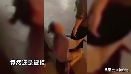 女子街头下跪求朋友还钱被拒！网友：你借钱的