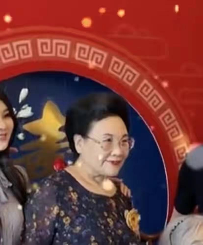 伊能静秦昊全家为姥姥庆生！这张少女脸让人心服口服，婆婆似贵妇