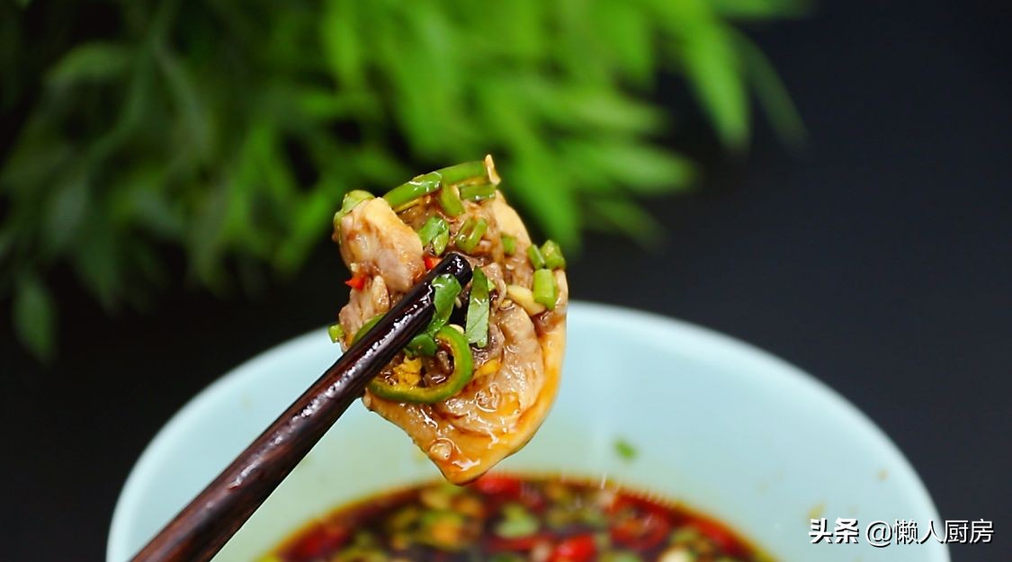 碰到這椰子別手軟，價格便宜，人人吃得起，塞進一隻雞，解饞