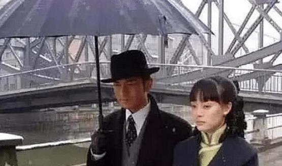 同是给冯程程打伞，周润发对比黄晓明，告诉你