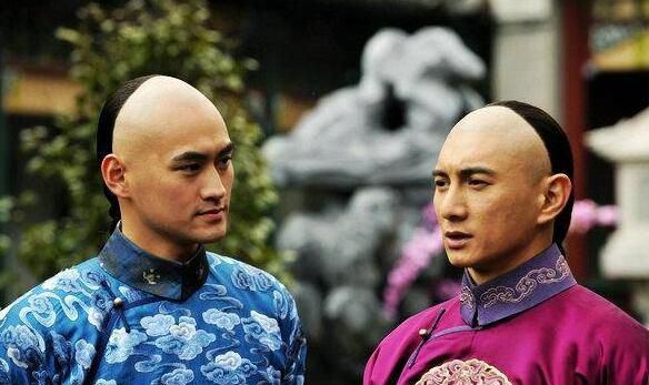 不是雍正生母，也非养母，但死后被追封为皇贵