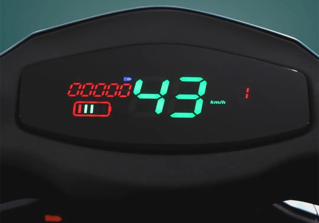 雅迪又推出一款电动车锐速配备1200w电机72v容量电池