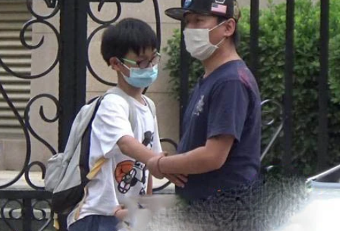 白百何一家三口同框，陈羽凡父爱满满，拉着儿子恋恋不舍让人泪目