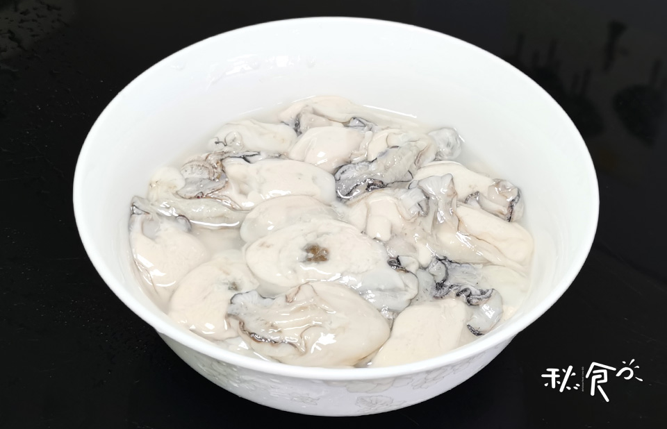 Not only can oysters be roasted and eaten, but if you change this method, they are "fresh" and fry a plate without appetite, which is really appetizing.