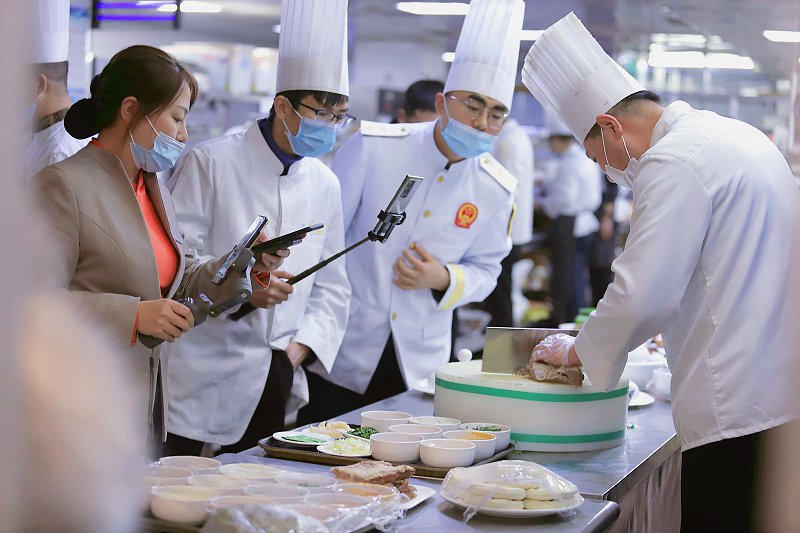 平凉广成大酒店搭乘数字文旅快车 邀“网红”进后厨推介美味佳肴