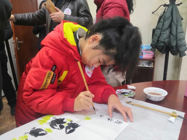 淮安：企业、画院在“志愿者日”携手开展书画赠百姓活动