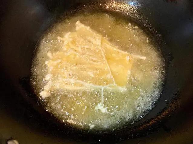 金針菇這樣炸著吃，酥的掉渣，成本不足5塊錢，老公說好像發財樹