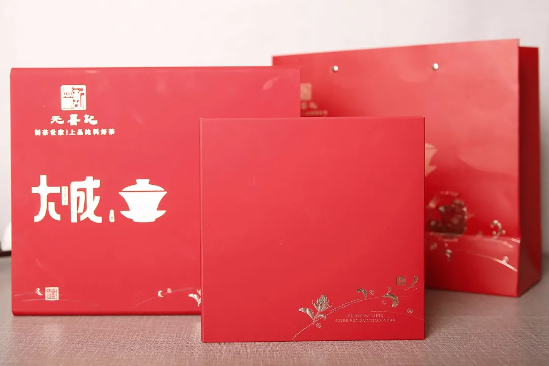 秋叶落，静坐一壶茶