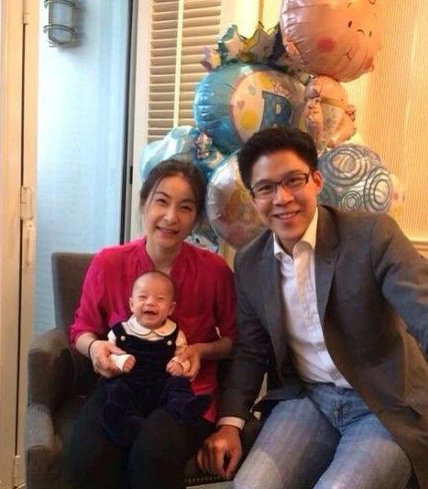 霍啟剛夫妻看音樂劇，郭晶晶罕穿仙女裙顯滄桑，常年跳水致細紋多