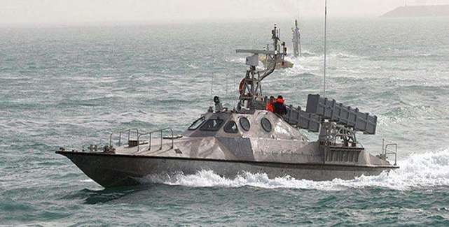 30艘伊朗快艇150米处止步 百枚反舰导弹锁定 美舰