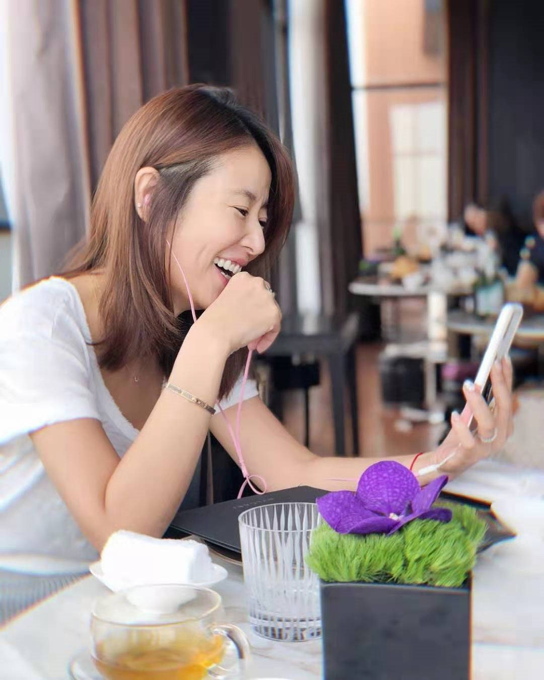 林心如晒硕士毕业照冻龄如20岁，自曝未完成论文，获颁杰出表现奖